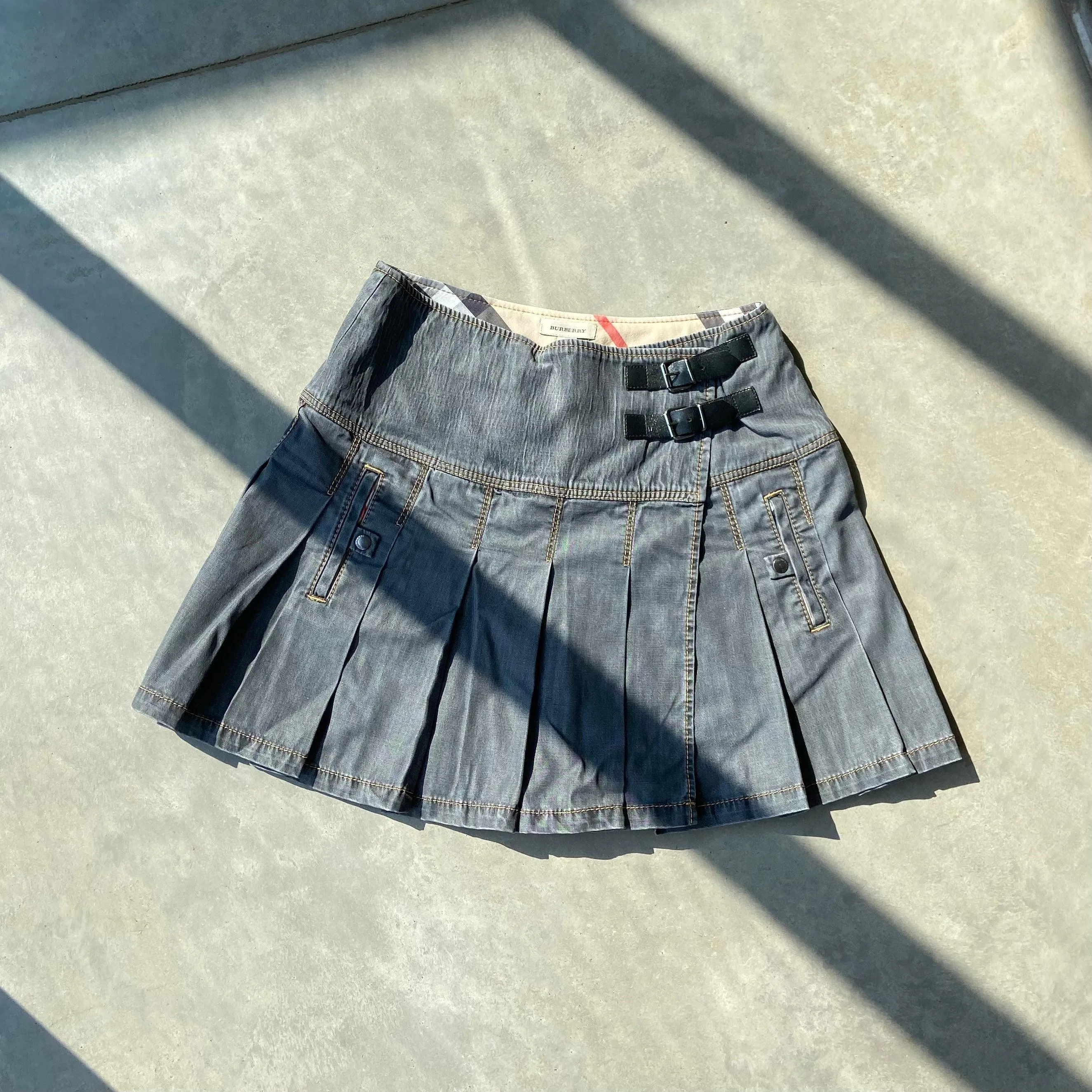 BURBERRY GREY PLEATED MINI SKIRT