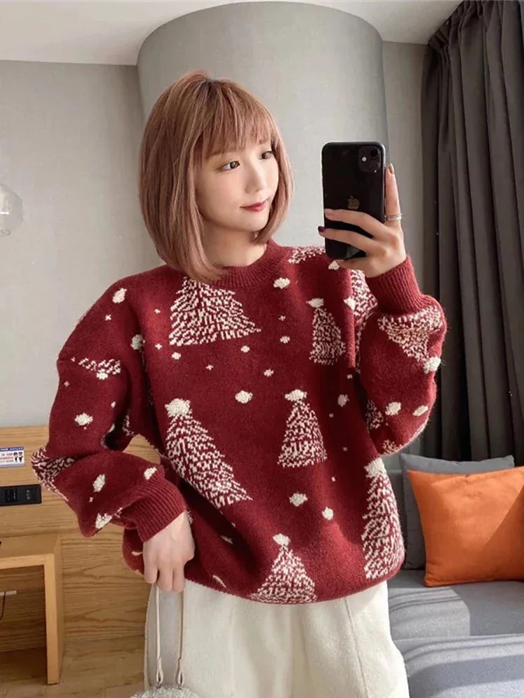 Claudine - Warm knitted sweater with a loose fit and Christmas tree print for women